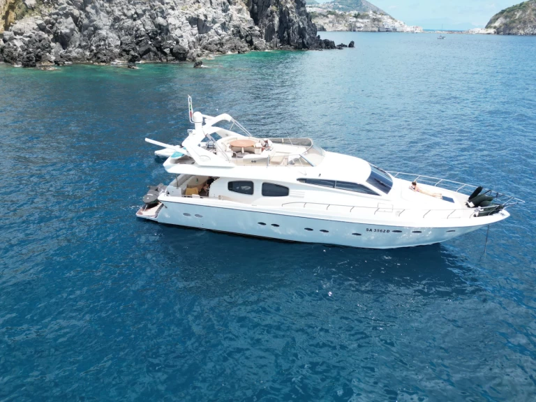 Pronajmout si Rizzardi Techenma 65 Fly v Sorrento