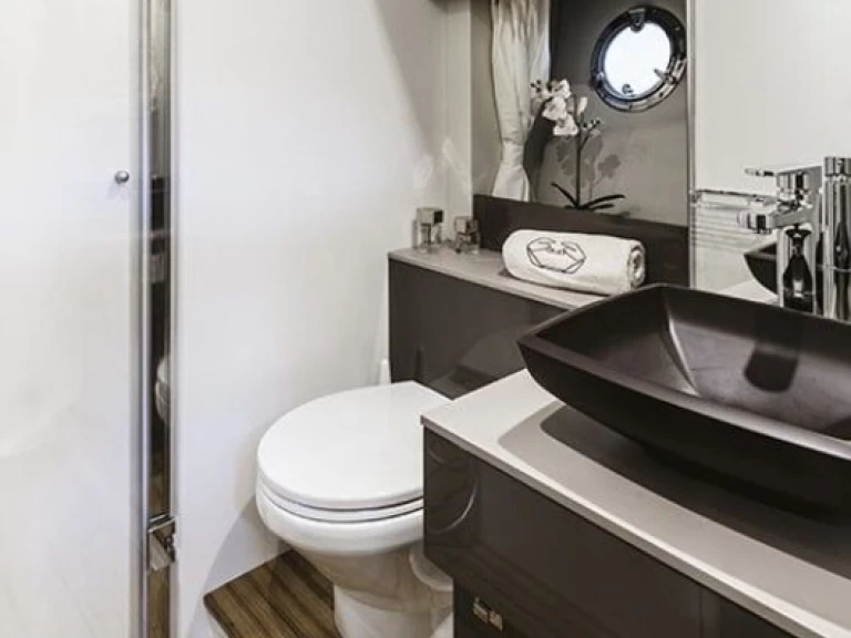 Pronajmout si Cranchi Cranchi M44 HT v Beaulieu-sur-Mer