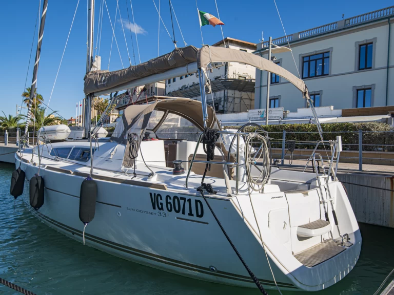Pronájem Plachetnice v San Vincenzo -Jeanneau Sun Odyssey 33i