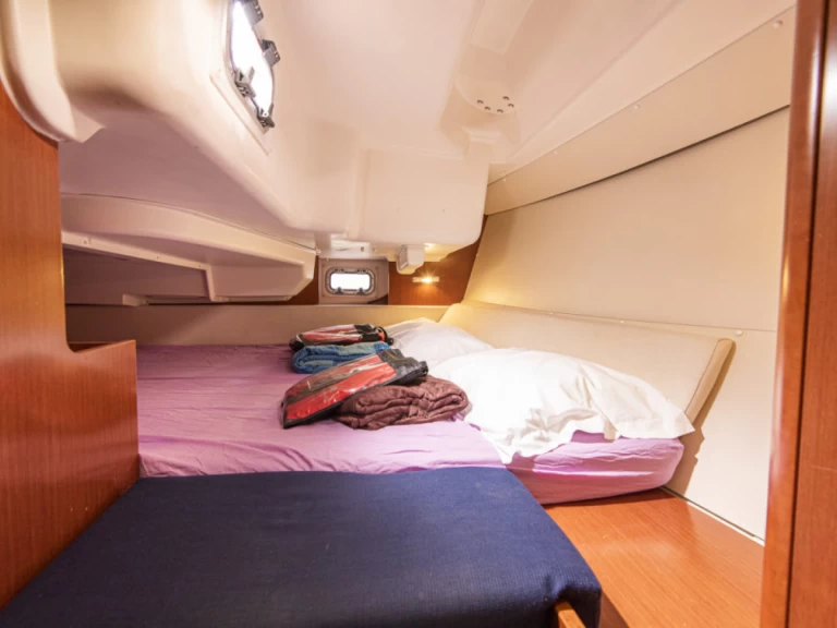 Bénéteau Oceanis 34 jednotlivci a charterové společnosti v San Vincenzo