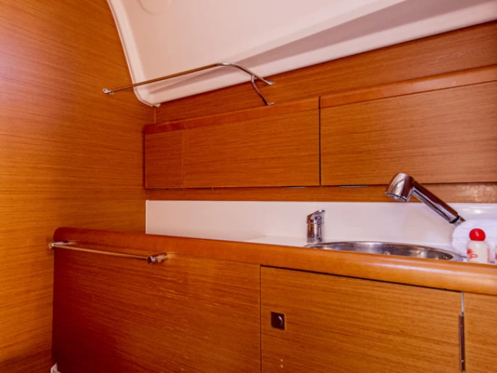 Pronajmout Plachetnice se skipperem či ne Jeanneau v San Vincenzo