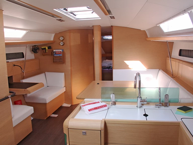 Pronajmout Plachetnice se skipperem či ne Jeanneau v San Vincenzo