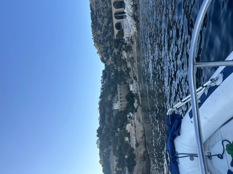 Polotuhá loď k pronájmu v L'Estaque za nejlepší cenu