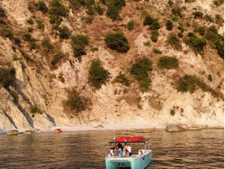 Pronajmout si Aliboats DI BERNARDINI ALESSANDRO v Himarë