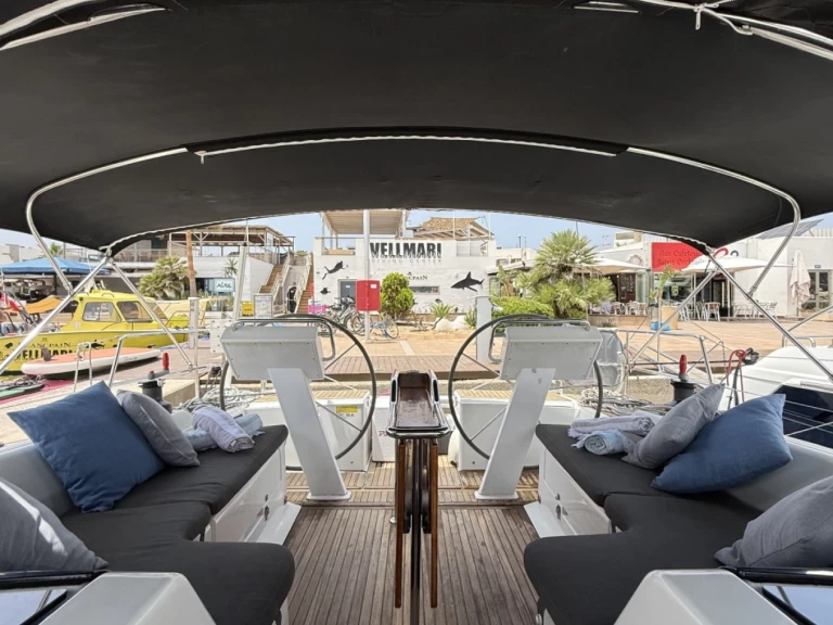 Pronajmout Plachetnice se skipperem či ne Hanse v La Savina