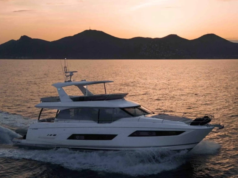 Pronájem lodi Prestige 680S v Côte d'Azur na Samboatu