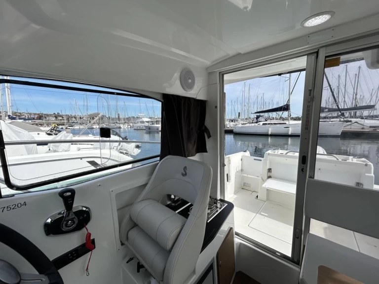 Pronájem Motorová loď Bénéteau s licencí