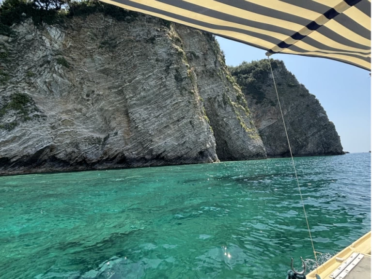 Motorová loď k pronájmu v Budva za nejlepší cenu