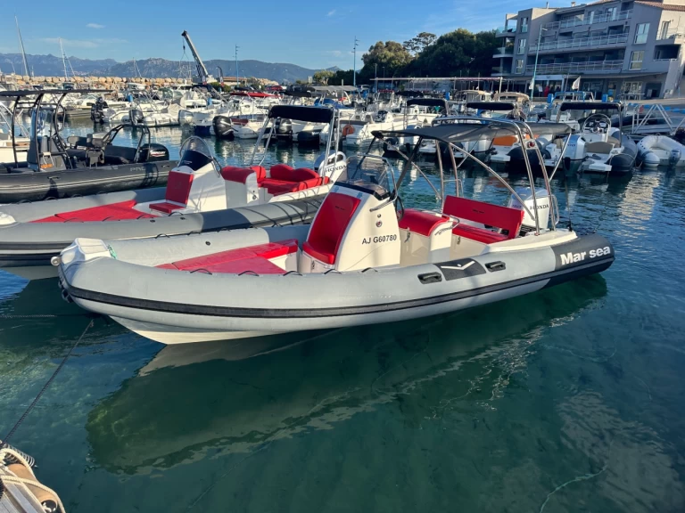 MAR SEA MARSEA 650 jednotlivci a charterové společnosti v Porto Pollo