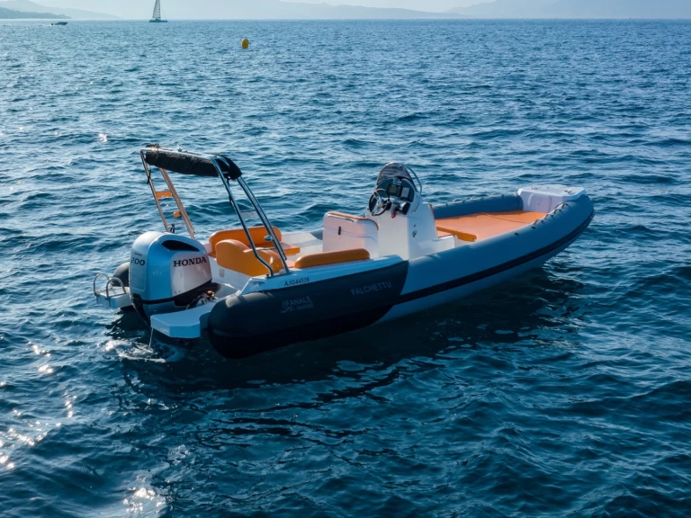 Fanale marine  FANALE 700 FALCHETTU jednotlivci a charterové společnosti v Porto Pollo