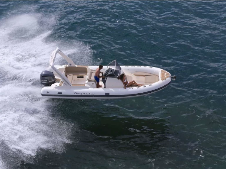 Pronájem Polotuhá loď v Hyeres -Capelli Tempest 800 Sun