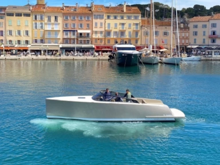 VanDutch VANDUTCH 32 jednotlivci a charterové společnosti v Saint-Tropez