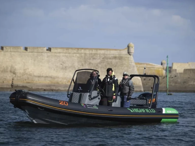 Pronájem Polotuhá loď Highfield s licencí