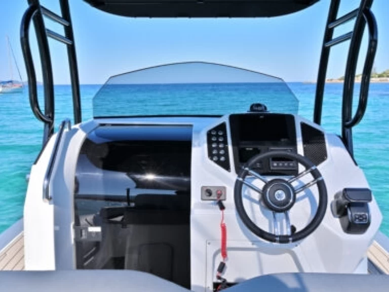 Polotuhá loď k pronájmu v Porto Pollo za nejlepší cenu