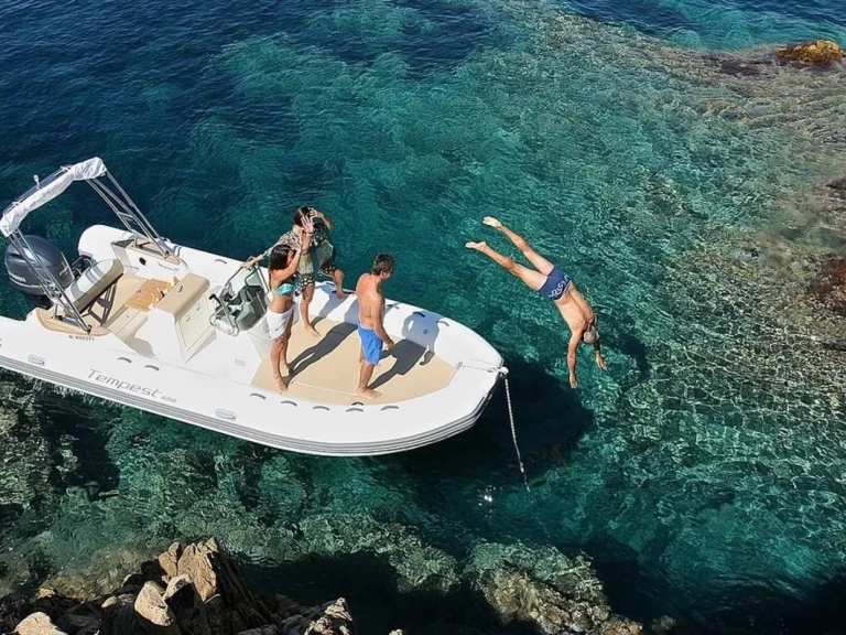 Polotuhá loď k pronájmu v Port Grimaud za nejlepší cenu