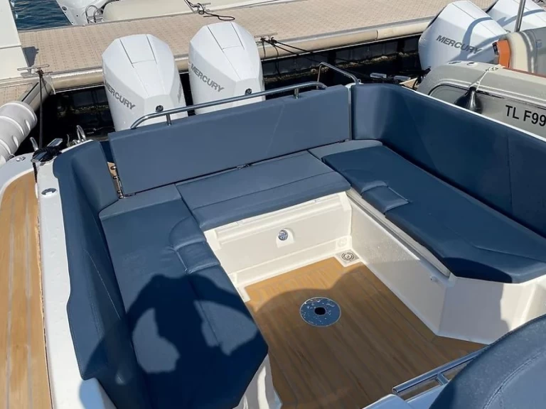 Polotuhá loď k pronájmu v Port Grimaud za nejlepší cenu