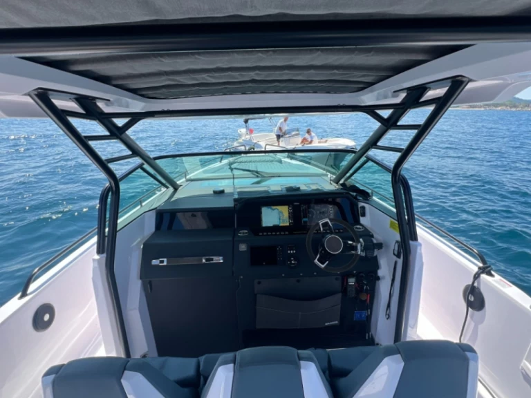 Pronájem Jachta Axopar s licencí