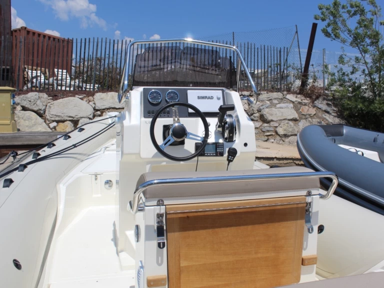 Polotuhá loď k pronájmu v Hyeres za nejlepší cenu