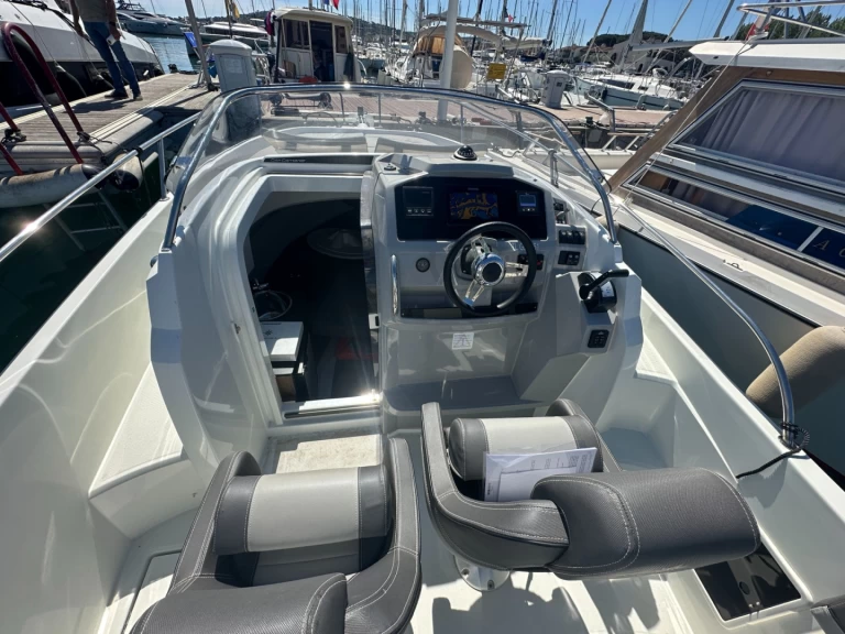 Jeanneau Cap Camarat 7.5 WA Serie 2 jednotlivci a charterové společnosti v Cogolin