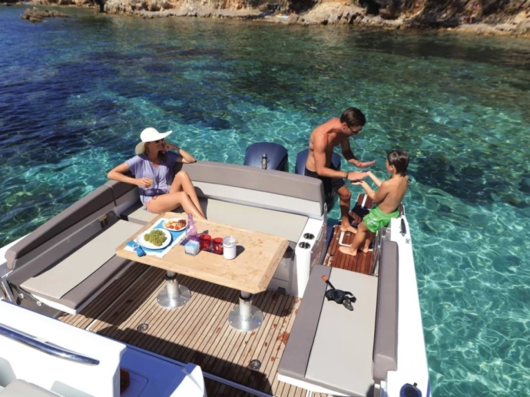 Pronájem Motorová loď Jeanneau s licencí