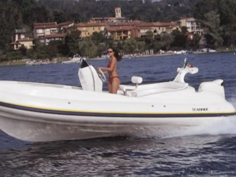 Polotuhá loď k pronájmu v Nettuno za nejlepší cenu