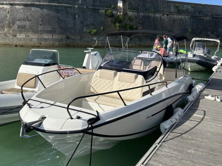 Quicksilver 705 Open jednotlivci a charterové společnosti v Saint-Martin-de-Ré