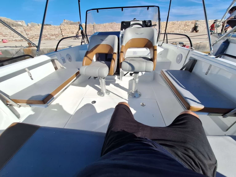 Bénéteau Flyer7 jednotlivci a charterové společnosti v Port-de-Bouc