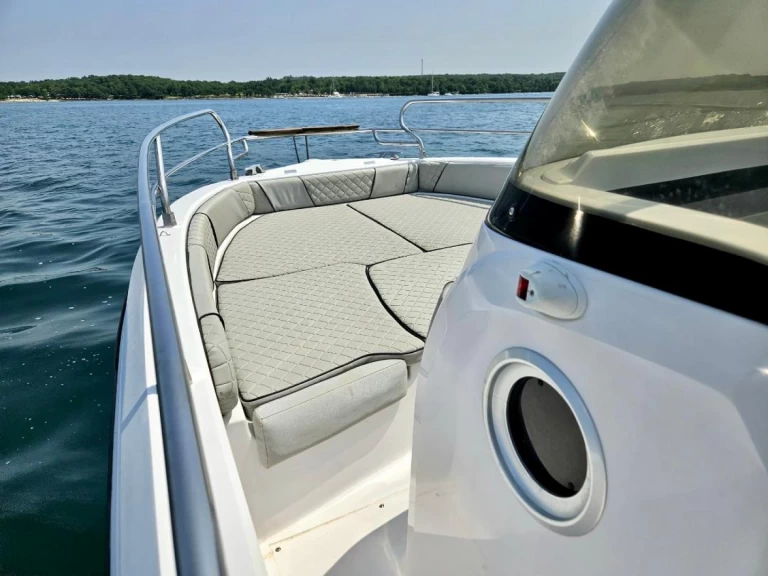 Pronájem Motorová loď Ranieri s licencí