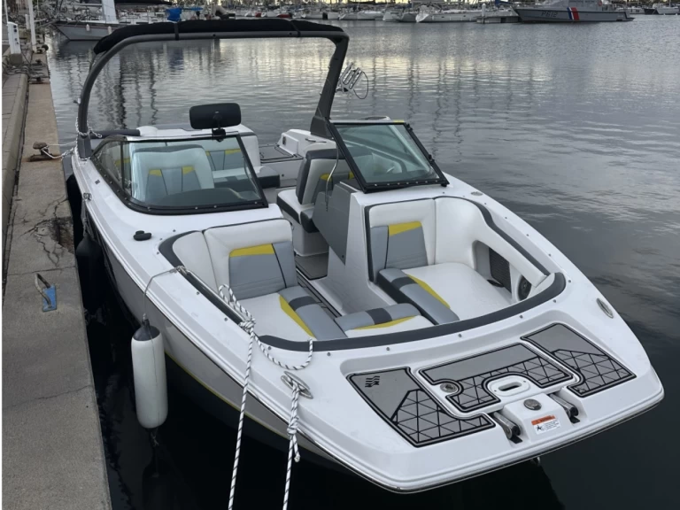 Pronajmout si Four Winns TS 222 v Gruissan