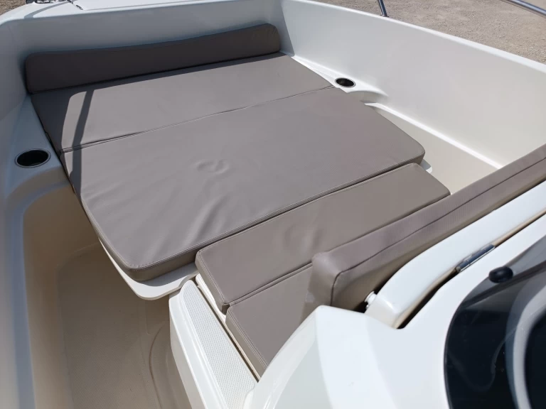 Quicksilver Activ 605 Open jednotlivci a charterové společnosti v Aix-les-Bains