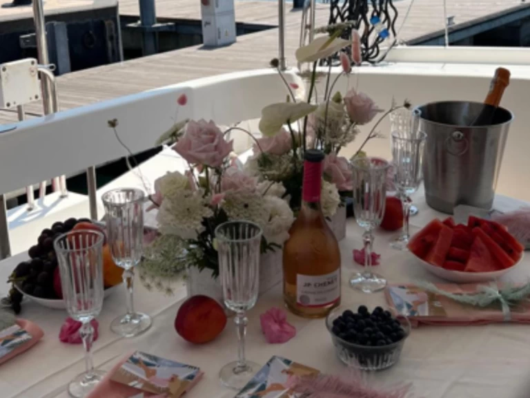 Pronajmout si Fountaine Pajot Lipari 41 v Porto Montenegro