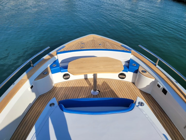 Motorová loď k pronájmu v Sorrento za nejlepší cenu