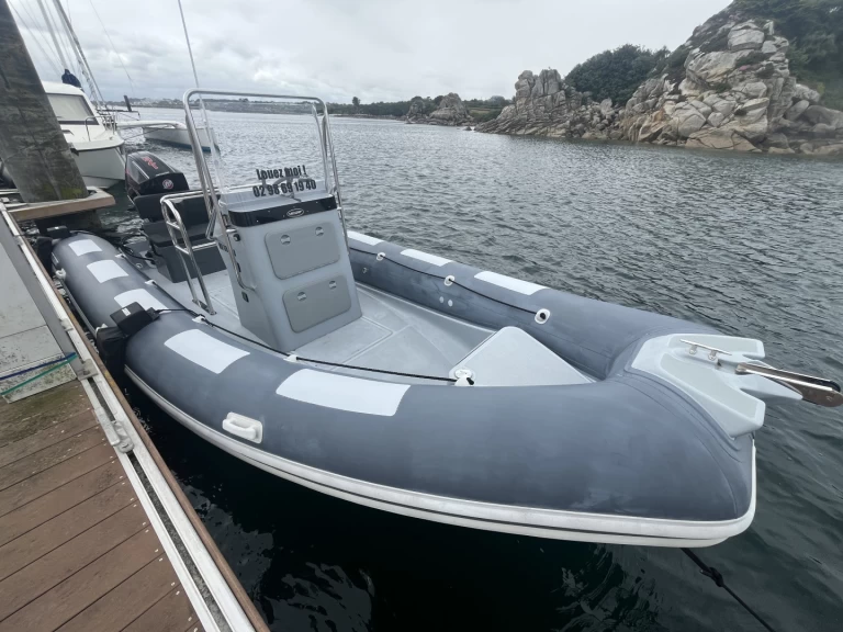 Valiant Valiant 690 Sport jednotlivci a charterové společnosti v Roscoff