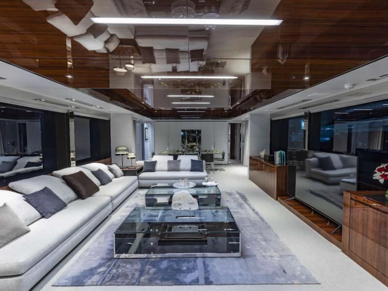 Riva NO SURRENDER jednotlivci a charterové společnosti v Newport