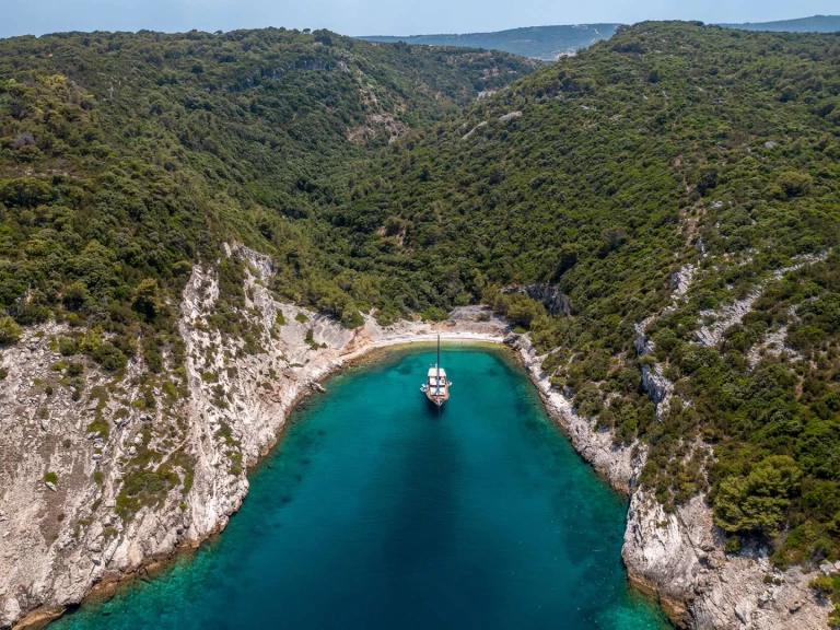 Pronájem jachty v Split -Custom Eleganza na Samboatu