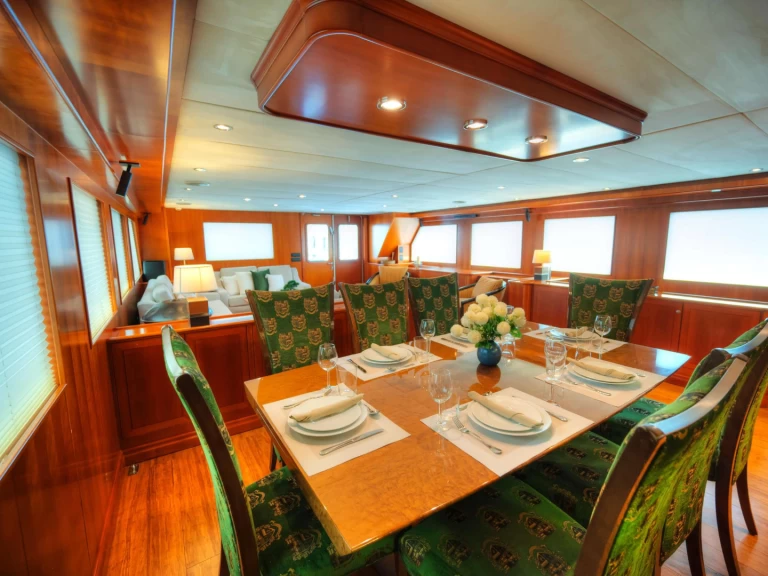 Pronajmout si Custom VOYAGER v Valletta