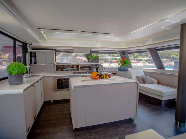 Pronájem lodi Nea Peramos lákavé ceny MAJESTY OF GREECE