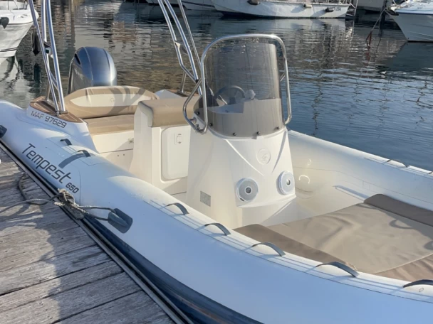 Pronajmout Polotuhá loď se skipperem či ne Capelli v Marseille