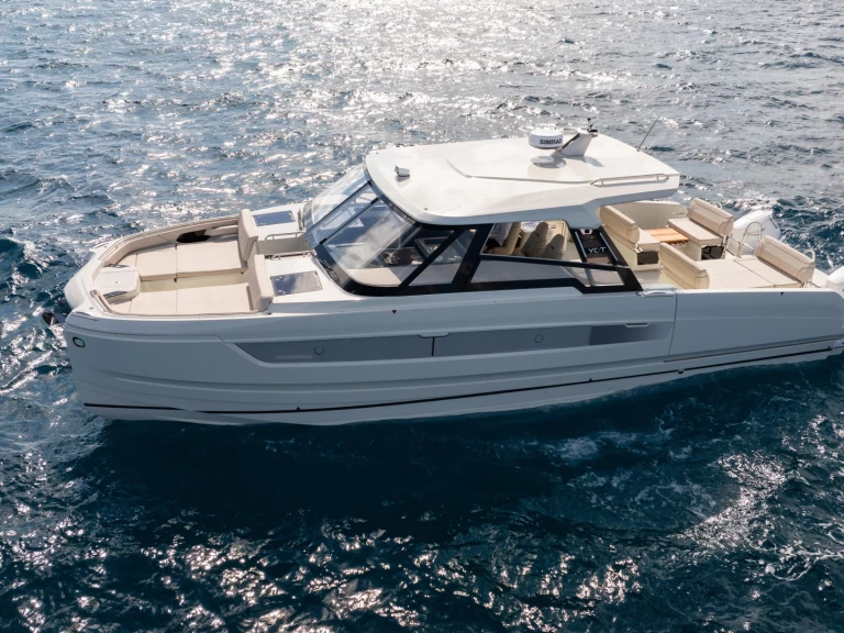 YOT 41 jednotlivci a charterové společnosti v Port la Forêt