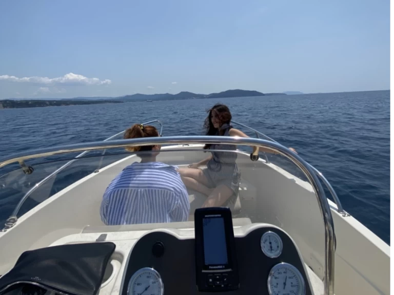 Pronájem Motorová loď Quicksilver s licencí