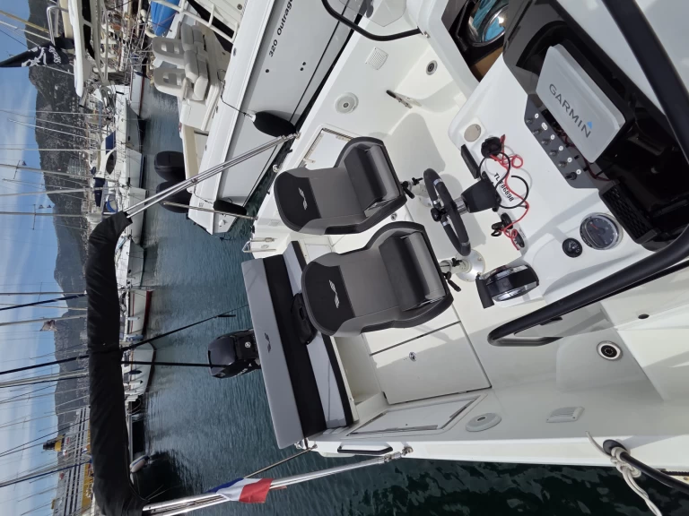 Pronájem lodi Toulon lákavé ceny Flyer Serie 8