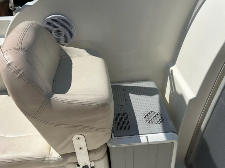 Pronajmout si Jeanneau Leader 625 v Barcelona