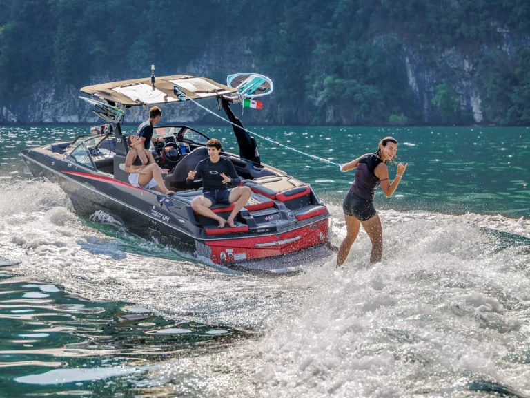 Pronájem Motorová loď Malibu s licencí