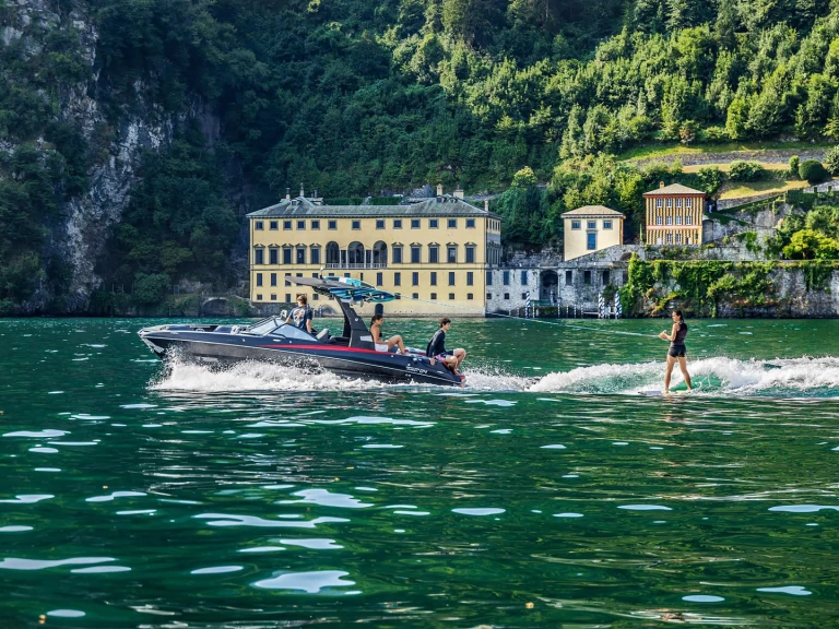 Motorová loď k pronájmu v Como (City) za nejlepší cenu
