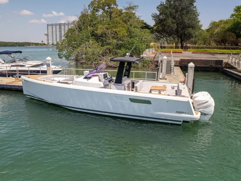 Pronájem Motorová loď Pardo Yachts s licencí