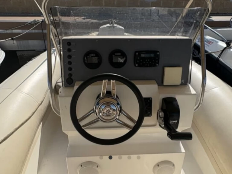 Polotuhá loď k pronájmu v Villajoyosa za nejlepší cenu