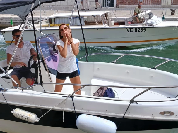 Motorová loď k pronájmu v Venice za nejlepší cenu