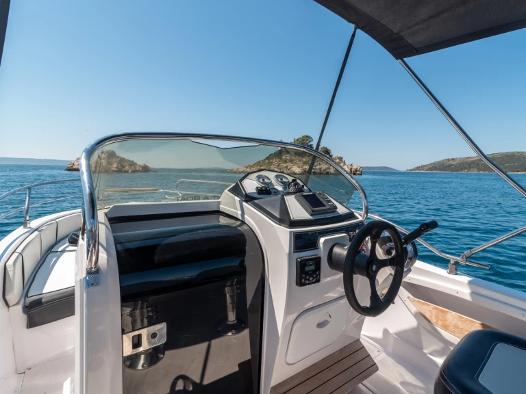 Pronájem Motorová loď  s licencí