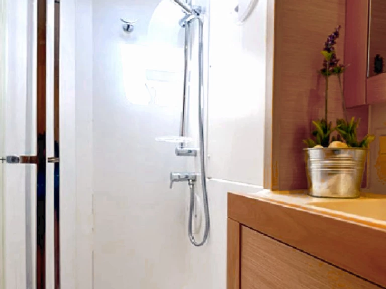 Pronájem lodi Nea Peramos lákavé ceny Lagoon 39