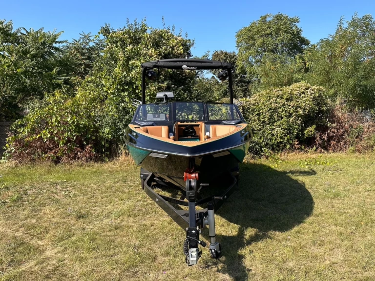 Pronajmout Motorová loď se skipperem či ne Malibu v Vienna